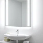 Benutzer eines sonni Spiegelschrank im modernen, stilvollen Badezimmer.