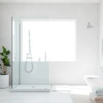 Profitez des Sunny Showers France dans une salle de bain moderne et élégante avec des luminaires chic.