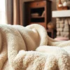 Fleece stof op een comfortabele stoel benadrukt de zachtheid en warmte van dit veelzijdige materiaal.