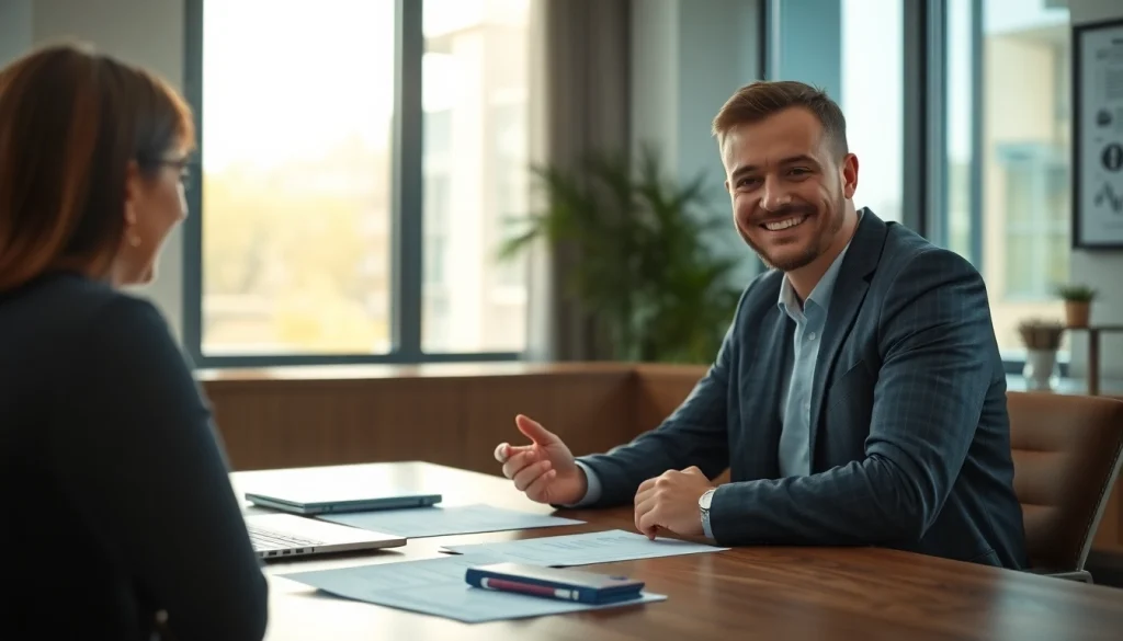 신용카드 현금화 전문가가 고객에게 자세히 설명하고 있는 모습