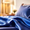 Satijnweefsel prachtig draperend in een luxe slaapkamer met een glanzend effect.
