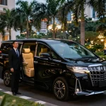 Chiếc cho thuê xe Toyota Alphard sang trọng đỗ tại khách sạn, thể hiện thiết kế thanh lịch và không gian rộng rãi bên trong.