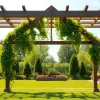 Erleben Sie die Terrassenueberdachung Ungarn mit einem eleganten Pergola-Design in einem gruenen Garten.
