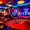 Permainan kasino bbni4d di meja roulette yang ramai dengan pemain.