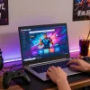 Platform game online KUDALIAR89 dengan pengguna yang antusias, perangkat gaming lengkap, suasana nyaman.