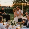 Hochzeit DJ Brandenburg bei romantischem Empfang mit tanzendem Paar und festlich dekorierten Tischen.